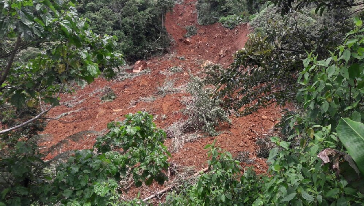 Vecinos están preocupados por deslizamiento cerca de Zapotal de San