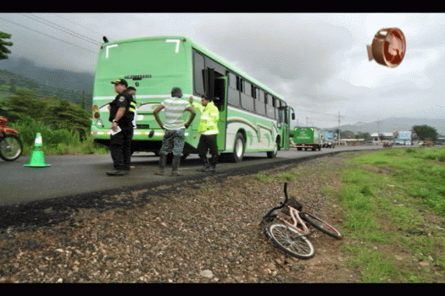 Ciclista Choca Contra Bus Por Motar A Un Amigo - Tv Sur Pérez Zeledón