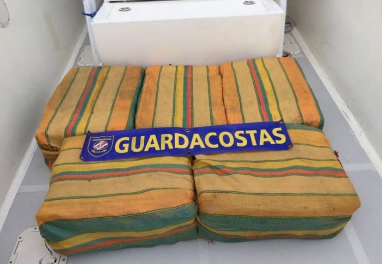 PCD y el Servicio Nacional de Guardacostas del Ministerio Seguridad Pública interceptaron lancha con 250 kilos de cocaína