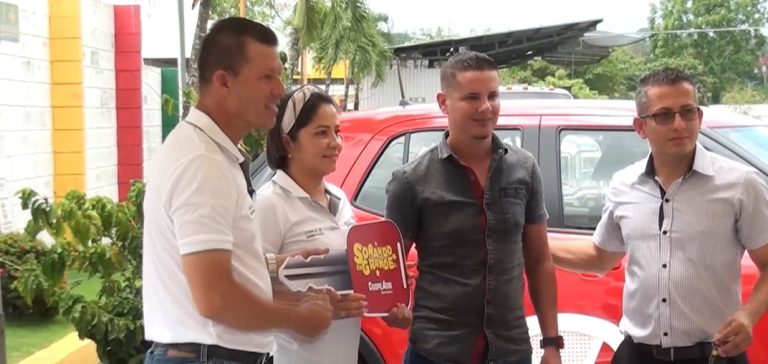 Ganador del carro de CoopeAgri Servicentro recibe su premio