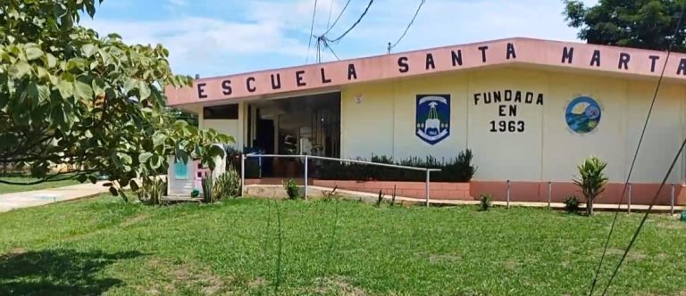 Padres de familia abren la escuela Santa Marta de Buenos Aires tras acuerdos con el MEP