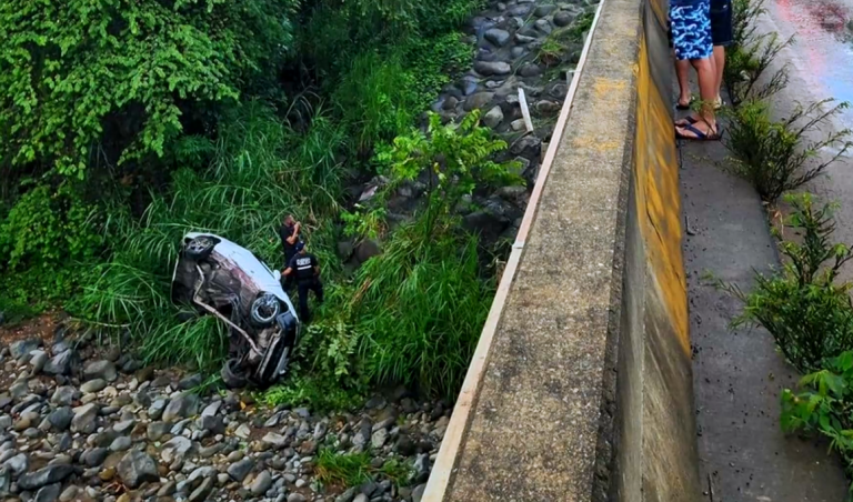 Una mujer perdió la vida tras salirse de la vía en la Carretera Costanera